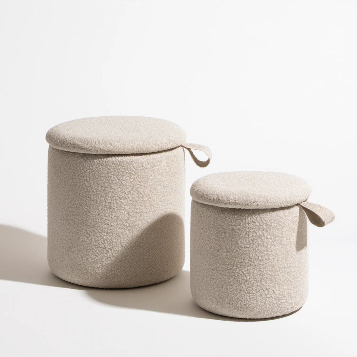 Zestaw 2 kremowych puf ze schowkiem z tapicerką bouclé, Ø 38 × 42 cm i Ø 32 × 36 cm